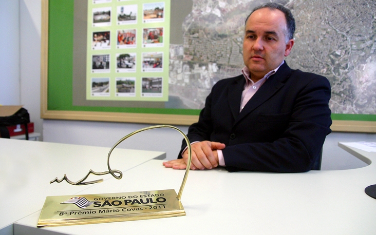 Ouvidor Geral, Romildo Campello, mostra o prêmio Mário Covas, conquistado esta semana: reconhecimento ao trabalho realizado em parceria com a Diretoria de Ensino
