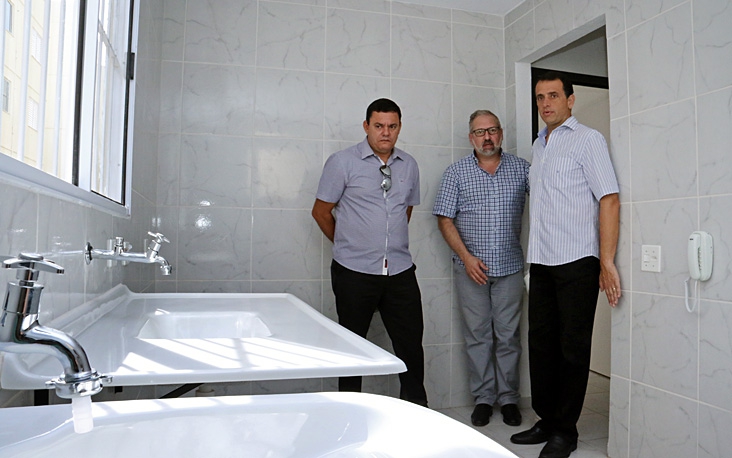 O prefeito Marco Bertaiolli entrou em uma das unidades, acompanhado do presidente da Câmara Municipal, Mauro Araújo e do representante da construtora do empreendimento
