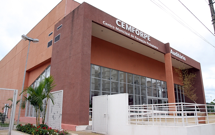 O auditório do Cemforpe, de acordo com os protocolos sanitários, receberá a partir desta terça (13/07) uma formação para os profissionais que atuam nas cozinhas das escolas e creches da rede municipal . . .