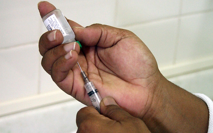 A vacina contra o sarampo está disponível nas unidades de saúde e deve ser aplicada em crianças com um ano de idade e reforço aos 15 meses (foto: Divulgação/PMMC)