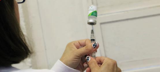 Segunda etapa da vacinação atenderá idosos com mais de 60 anos e trabalhadores da Educação (professores e demais funcionários de escolas) (Divulgação/PMMC)