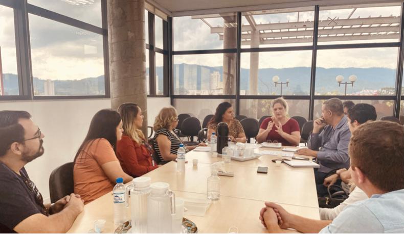 Os técnicos de Guarulhos foram recebidos, nesta terça-feira (12/04) na sede da Pasta, pela secretária de Educação, Patricia Helen Gomes dos Santos e adjunta da Pasta, Andréa Pereira de Souza. . . .