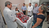 Prefeito Marcus Melo e secretário municipal de Saúde, Téo Cusatis, estiveram no Hospital Municipal para acompanhar o início das cirurgias de laqueadura e vasectomia (foto: Guilherme Berti/PMMC)
