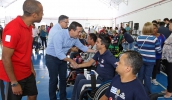Prefeito conversou com paratletas e participantes do programa Mogi Paralímpico. Trabalho desenvolvido com o esporte ajuda na autoestima das pessoas (Ney Sarmento/PMMC)