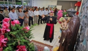 Bispo diocesano Dom Pedro Luiz Stringhini esteve na Prefeitura e abençoou o altar com a imagem de São Benedito (Foto: Guilherme Berti/PMMC)