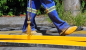 Os trabalhos de pintura de guia, que fazem parte das ações de zeladoria urbana, foram realizados em 97.933 metros lineares em 2017 (Guilherme Berti/ PMMC)