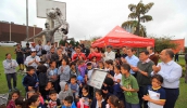 Alunos do Cempre Professor José Limongi Sobrinho acompanharam a entrega da escultura "Basquete", que faz parte da programação de aniversário da cidade (Guilherme Berti/PMMC)
