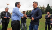 Prefeito Marcus Melo entrega homenagem ao artista plástico Rodrigo Bittencourt, criador da escultura "Basquete", entregue nesta quinta-feira (Guilherme Berti/PMMC)