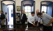 O prefeito Marcus Melo e vereadores visitaram as instalações do Casarão do Carmo e se familiarizaram com peças do Museu Visconde de Mauá (Ney Sarmento/ PMMC)