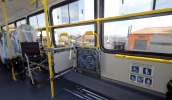 Cinco dos novos ônibus apresentados possuem acomodações para dois cadeirantes, o que é uma novidade na frota municipal (Ney Sarmento/ PMMC)