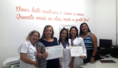 Equipe do Banco de Leite Humano de Mogi das Cruzes exibe certificados conquistados em 2016 e 2017 pela qualidade dos serviços (foto: Rebeca Barufi/PMMC)