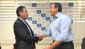 O prefeito Marcus Melo recebeu o presidente da NGK do Brasil, Hiroyuki Tanabe, que anunciou o investimento. (Foto: Guilherme Berti/PMMC)