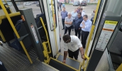 Dos 15 novos ônibus entregues nesta segunda-feira pela manhã, cinco são adaptados para transportar dois cadeirantes (Foto: Ney Sarmento/PMMC)