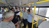 Prefeito Marcus Melo e o secretário José Luiz Freire de Almeida apresentaram os novos ônibus, todos com equipados wi-fi (Foto: Ney Sarmento/PMMC)