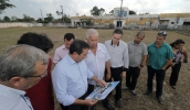 Depois de visitar a Unica, prefeito e secretários seguiram até a antiga Base da Polícia Rodoviária Estadual, na avenida Lourenço de Souza Franco, onde funcionará o futuro Polo Municipal de Segurança . . .