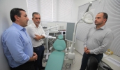Cirurgião dentista Cid Cury mostra funcionamento do novo Serviço Odontológico de Imagem para o prefeito Marcus Melo e secretário municipal de Saúde, Téo Cusatis (foto: Guilherme Berti/PMMC)