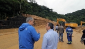 Trecho da Rodovia Mogi-Bertioga teve novos deslizamentos neste final de semana e o DER deverá continuar trabalhando no local durante toda a semana (Ney Sarmento/PMMC)