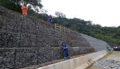 Muro de gabião no quilômetro 89 da rodovia Mogi-Bertioga, que tinha sido danificado pela queda de barreira já foi reconstruído pelas equipes do DER (Ney Sarmento/PMMC)