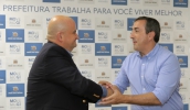 Prefeito Marcus Melo cumprimentou o presidente da Höganäs, Adriano Machado, e agradeceu o anúncio de investimentos em Mogi das Cruzes (Foto: Ney Sarmento/PMMC)