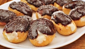 São oferecidos cursos de culinária árabe, éclair (bomba de creme), confecção de lençóis, petit fours, arranjos de mesa para festa, risoto e pizza (Foto: Divulgação).