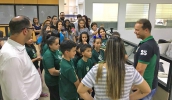 Secretário Daniel Teixeira de Lima e os alunos conheceram a TV Diário e conversaram com jornalistas sobre o trabalho da emissora (Foto: Divulgação/PMMC)