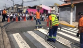 Alunos das escolas municipais Maria Aparecida de Faria e Professora Maria Luíza Menezes da Fonseca acompanharam a implantação de faixa para pedestres (Divulgação)