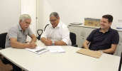Assinatura da ordem de serviço aconteceu na sexta-feira e prevê serviços como a implantação de rampas de acessibilidade e faixas de pedestres iluminadas (Guilherme Berti/PMMC)