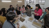 Fernanda Chahin ensinou as voluntárias a produzirem as mamas e depois as auxiliou a organizarem todas em sacos plásticos, conforme tamanhos (Ney Sarmento/ PMMC)