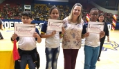 A secretária de Educação, Juliana Guedes e autoridades entregaram os certificados aos alunos que se destacaram nas redações do Proerd. (Foto: Divulgação/PMMC)