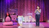 A presidente do Fundo Social de Solidariedade, Karin Melo, falou sobre o início de mais uma Campanha do Agasalho e apresentou a Turma do Esquenta, mascotes da ação (Ney Sarmento/ PMMC)