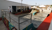 A pista de skate do CEU das Artes ganhou novas cores, com o grafite feito pelo artista Bozer, especialmente para celebrar os 4 anos do equipamento (Ney SArmento/ PMMC)