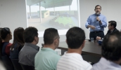 Feirantes, permissionários e comerciantes, além de representantes de entidades do setor agrícola, acompanharam a assinatura do contrato, que irá beneficiar o Mercadão, Mercado do Produtor e três . . .