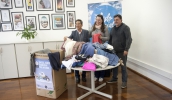 Os engenheiros Nelson Bettoi Batalha e Mauro Rossi entregaram à presidente do Fundo Social, Karin Melo, peças arrecadadas pela Aeamc para a Campanha do Agasalho (Junior Lago/ PMMC)
