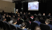 A diretora da unidade escolar, Ana Lúcia Alves Pinto, apresentou o vídeo vencedor elaborado por alunos e professores. (Foto: Ney Sarmento/PMMC)