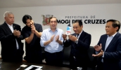 Marcus Melo destacou a importância do apoio da NGK à cidade de Mogi das Cruzes e também entregou uma homenagem ao presidente da empresa no Brasil (Ney Sarmento/PMMC)