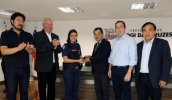 Novas viaturas foram entregues pelo diretor-presidente da NGK no Brasil, Hiroyuki Tanabe, ao prefeito Marcus Melo e autoridades, durante evento desta quinta-feira (Ney Sarmento/PMMC)