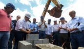 Ao lado de autoridades e lideranças, o prefeito Marcus Melo assentou os primeiros tijolos para construção da Maternidade Municipal (foto: Ney Sarmento/PMMC)