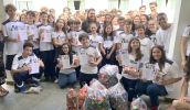 Alunos do colégio Tomás Agostinho fazem doação para o programa Tampinha Solidária