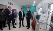 O prefeito Marcus Melo e o CEO da Diaverum, Dimitris Moulavasilis na visita às novas instalações (foto: Ney Sarmento/PMMC)
