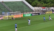 Na manhã deste domingo, o Grêmio (de branco) venceu o União ABC (MS), por 1 a 0, e garantiu a sua classificação para a terceira fase da Copa São Paulo (Luiz Maritan/PMMC)