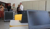 Marcus Melo, acompanha pela secretária de Educação, Juliana Guedes e autoridades visitaram os espaços da escola. A sala de informática recebeu laboratórios móveis com crhomebooks. (Foto: Guilherme . . .