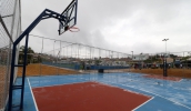 A quadra de streetball completa a estrutura do local,que conta com o campo de grama sintética e o playground, levando esporte e lazer para toda a família. (Foto: Ney Sarmento/PMMC)