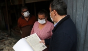 Na Vila Cintra, prefeito mogiano entregou as escrituras e recebeu o agradecimento dos moradores, que comemoraram a posse definitiva dos imóveis (Ney Sarmento/PMMC)