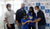 O prefeito Marcus Melo entregou a Carteira Municipal de Identificação da Pessoa com Transtorno do Espectro Autista – CIPTEA para o aluno Christian Diniz de Lourenço (foto: Ney Sarmento/PMMC)