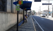 Placas informativas com QR Code foram implantadas pela Prefeitura nos locais que receberam os novos abrigos, como na rua José Bonifácio (Divulgação)