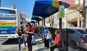 Praça Oswaldo Cruz recebeu quatro novos abrigos no ponto de ônibus, ampliando e melhorando o atendimento aos usuários do transporte coletivo (Divulgação)