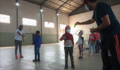 A modalidade foi apresentada de forma lúdica para os alunos. (Divulgação/PMMC)