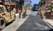 Rua das Monções e Rua Santos, no Jardim Piatã I, estão recebendo melhorias, com implantação de asfalto, pelas equipes da Secretaria de Serviços Urbanos
