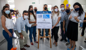 Autoridades, representantes da Câmara e a direção da EM Prof Benedito Estelita de Mello descerraram as placas da entrega das novas instalações. (Pedro Chavedar/PMMC)