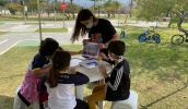 Contação de histórias é uma das atividades oferecidas às crianças de Mogi das Cruzes que participam da Escola Mirim de Trânsito da Prefeitura (Divulgação)